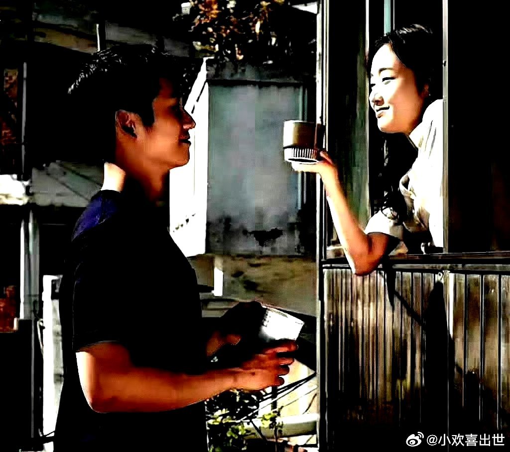 韩国导演郑址宇作品《柳烈的音乐专辑》中饰演贤宇的丁海寅与金高银饰演的美秀。199