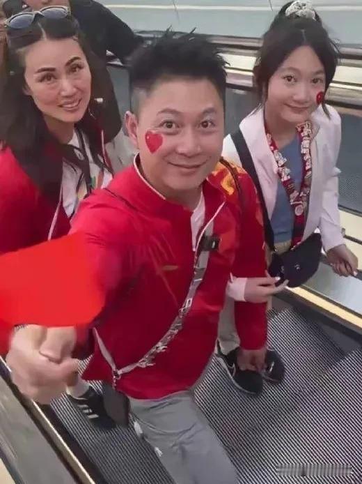 岁月无情...两人相差六岁。李小鹏比老婆大六岁，状态像母子..[打脸]
