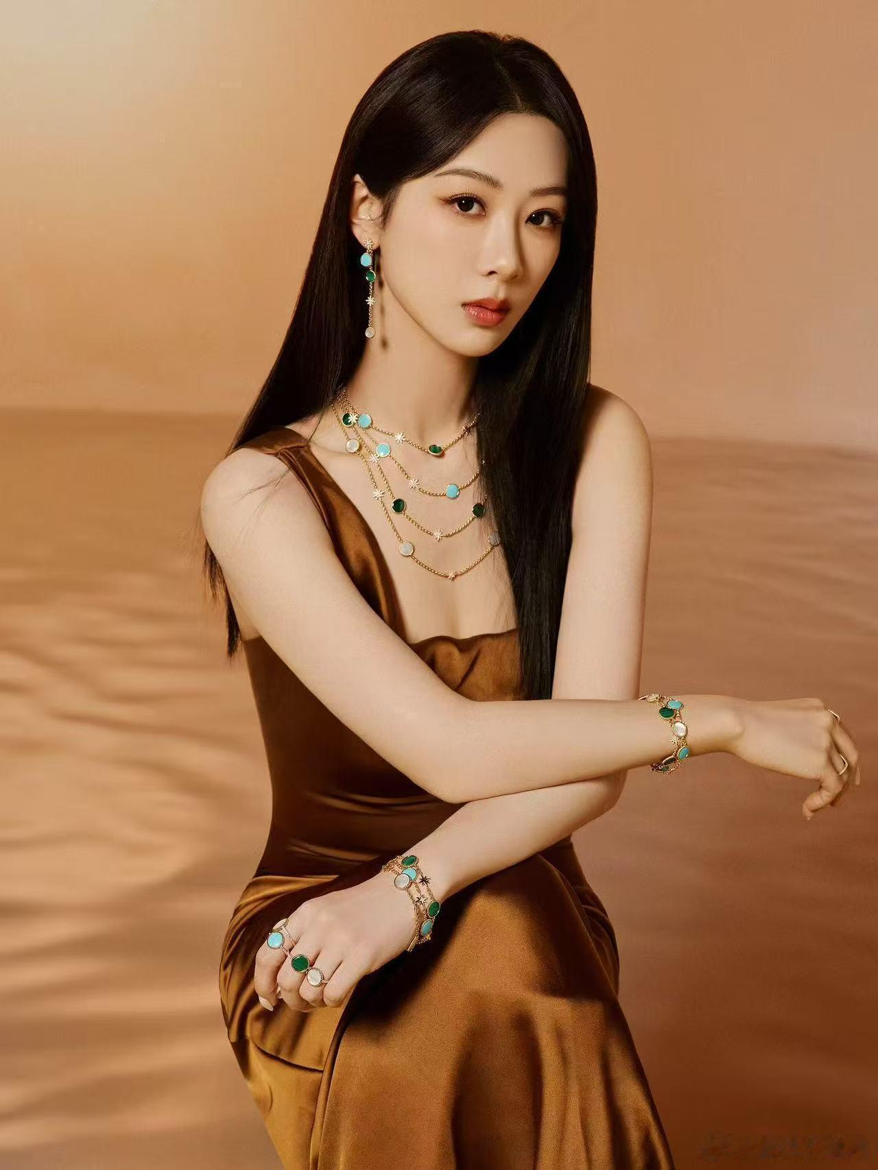 杨紫怎么回事！怎么不告诉我一声就搞这么美的🥲点开图的真的被美晕了呜呜呜谁懂这个