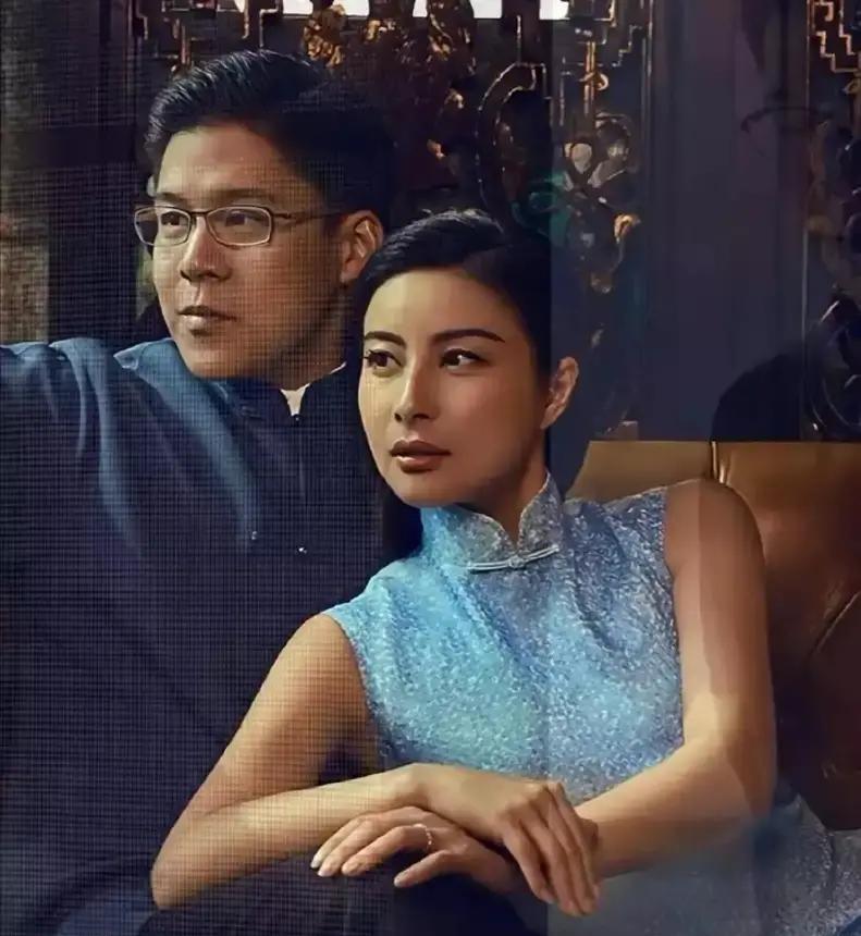 镜头比刀还快，咔嚓一声，就把霍启刚和何超欣裁进了同一个画框。
中环会所，日光灯惨