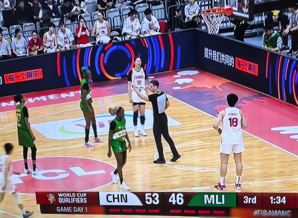 你敢信？赢马里20分却被骂废物！苏群点破女篮最疼的死穴
昨晚女篮赢球，外线只中