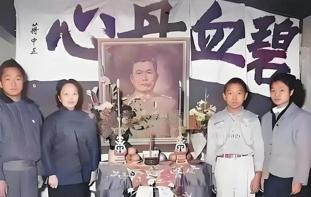 1949年，国军中将邱清泉战死沙场，妻子带着孩子们准备逃到台湾，到福建时，次子邱