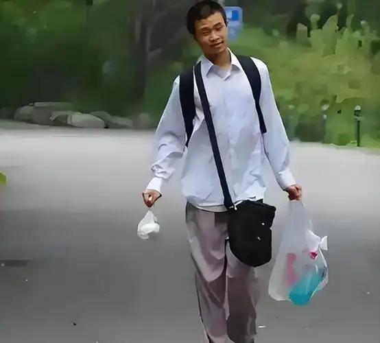面对2026高考数学的热议和全网的喊话， 韦东奕没有多余的点评，只说了一句朴实到