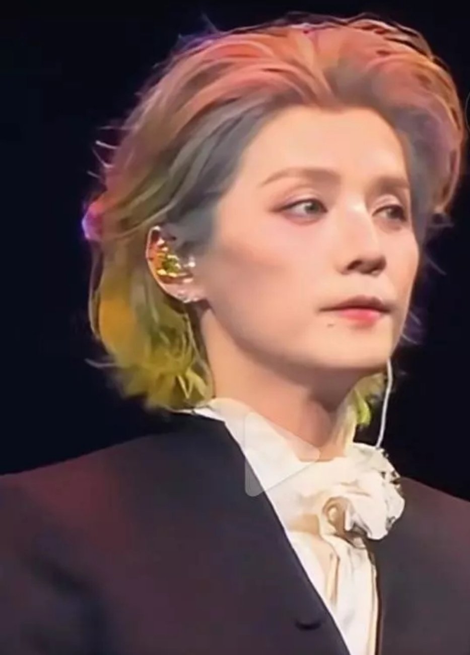 精致的妆容也盖不住鹿晗的疲惫，是爱情让他如此累嘛 ​​​