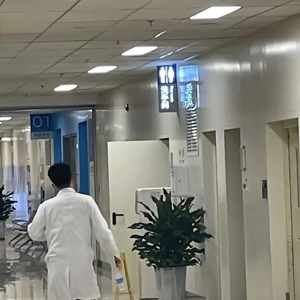 贵阳的那位可怜的医生，我有三句话想对你说。
​​第一，实在替你委屈。老老实实上班
