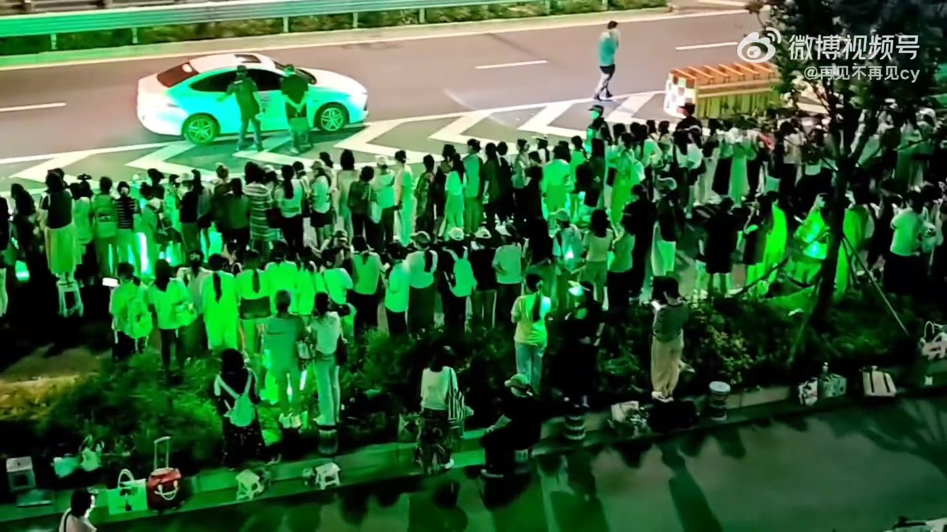 成毅昆山线下人气成毅人山人海的活粉量 今天还只是昆山音乐盛典彩排日，场外氛围就已