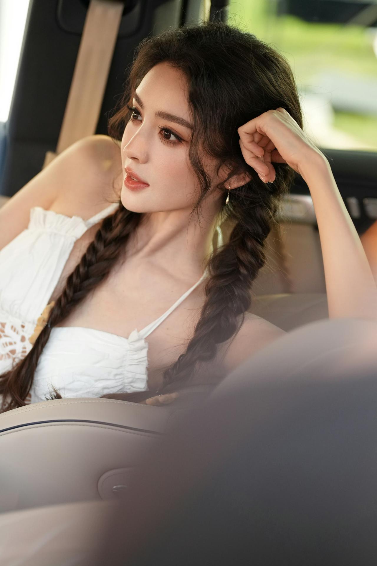 美神切换甜妹！娜扎双麻花配小熊发夹，又甜又明艳