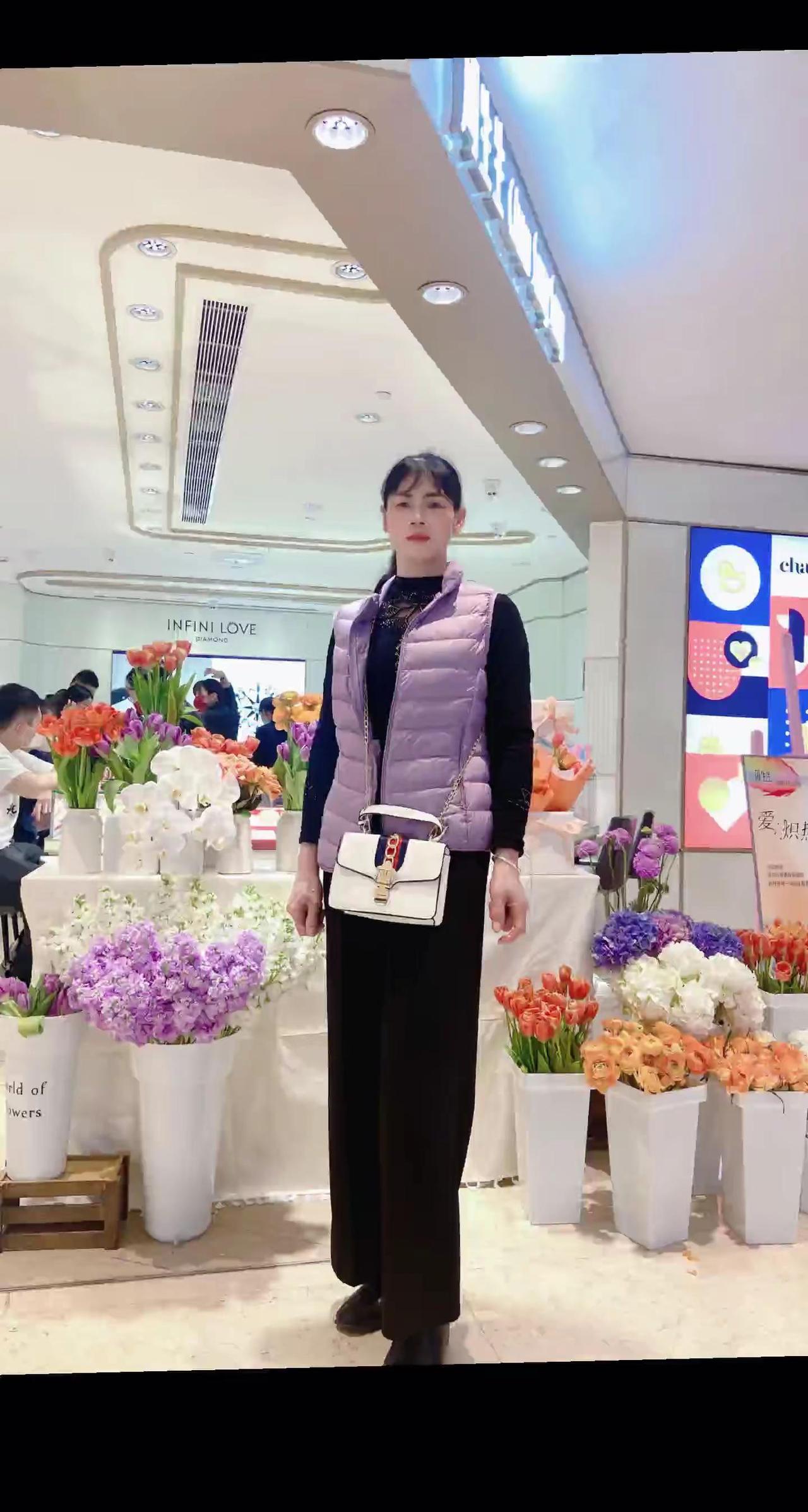 元宵对着月亮许愿，愿我们全家从今以后平平安安，健健康康，好运连连一顺百顺🙏🏻