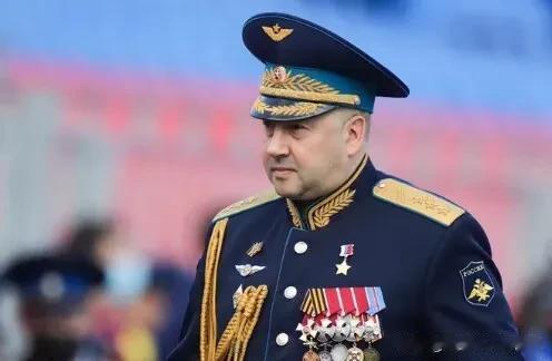 “苏罗维金已被克宫正式解除空天军司令一职，就等官宣了。他目前正在短暂休假。”俄罗