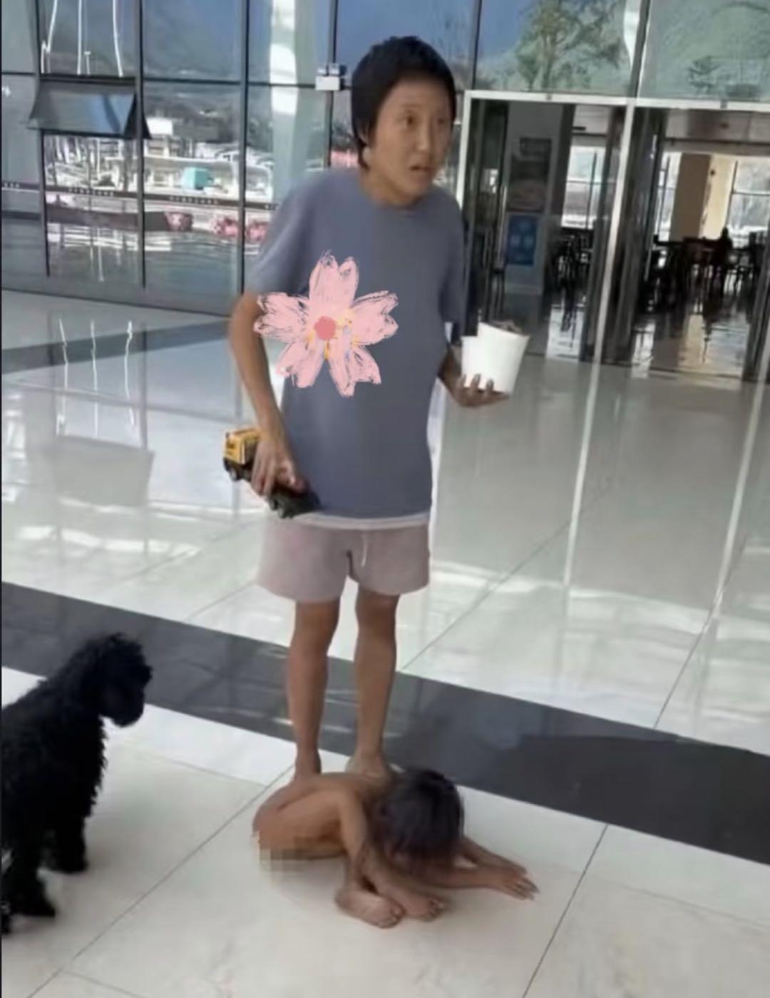 野人孩子，落户北京？

后续来了！

经警方提醒，“野人小孩”家长同意让孩子穿上