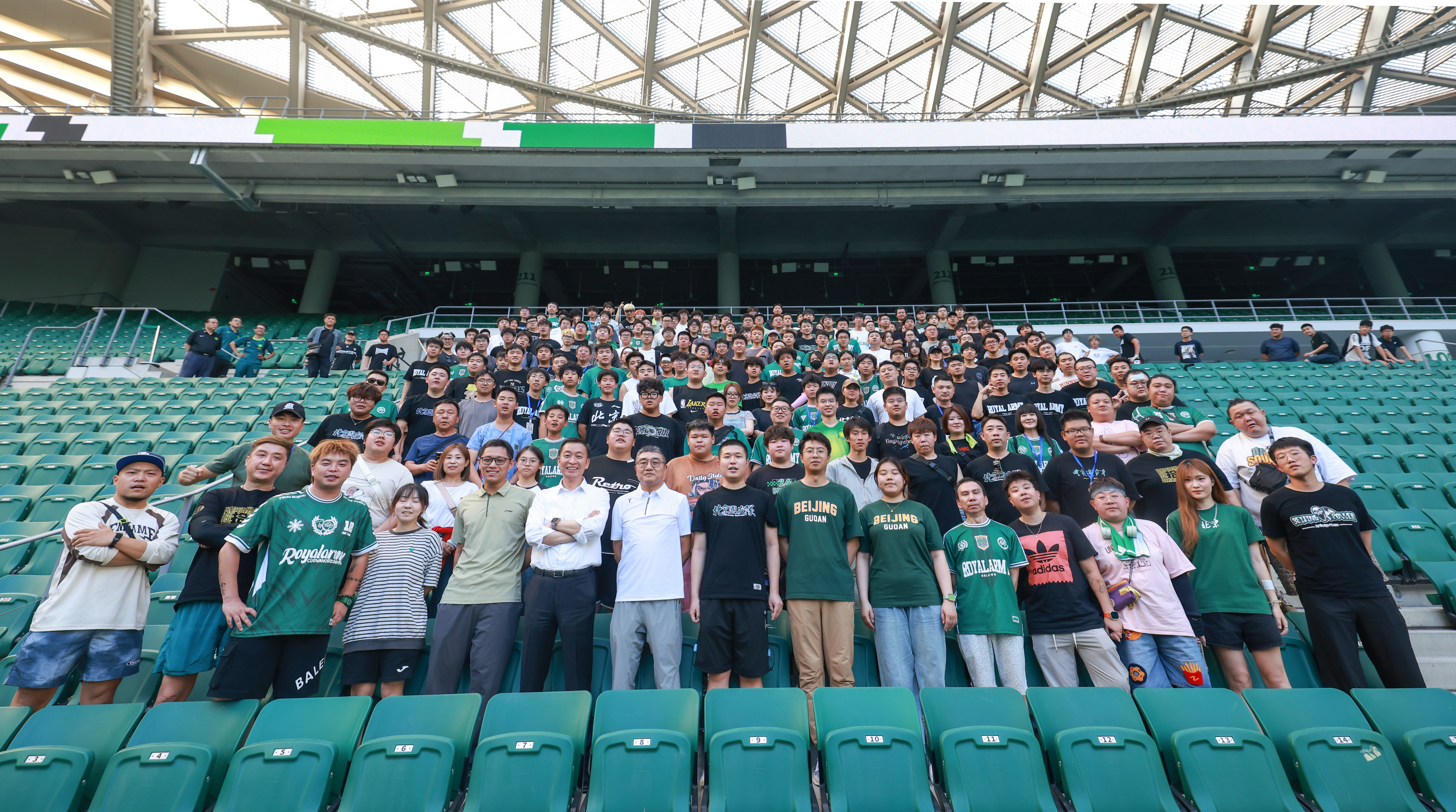 国安球迷准备巨型TIFO 7月19日，北京国安将坐镇主场迎战老对手上海申花，这无