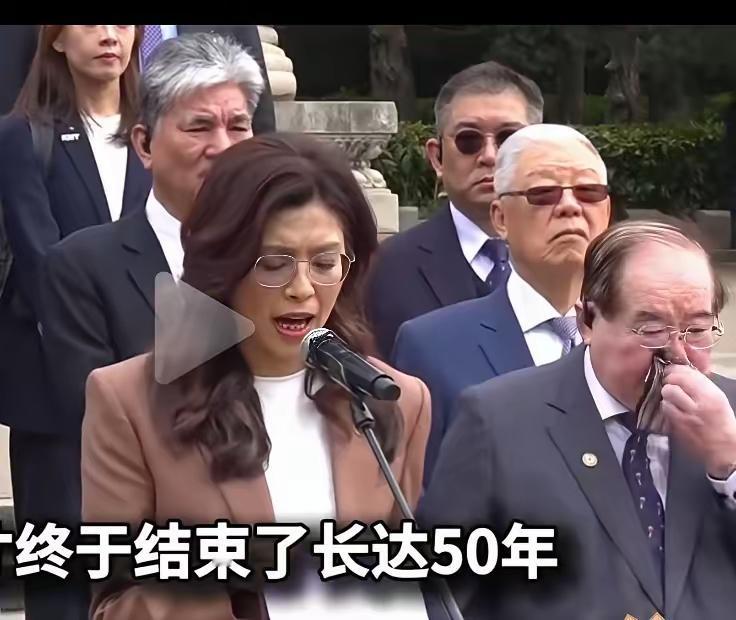 李乾龙先生老当益壮，怀有浓厚的家国情怀，不辞劳苦为两岸和平统一奔波，向老先生致敬