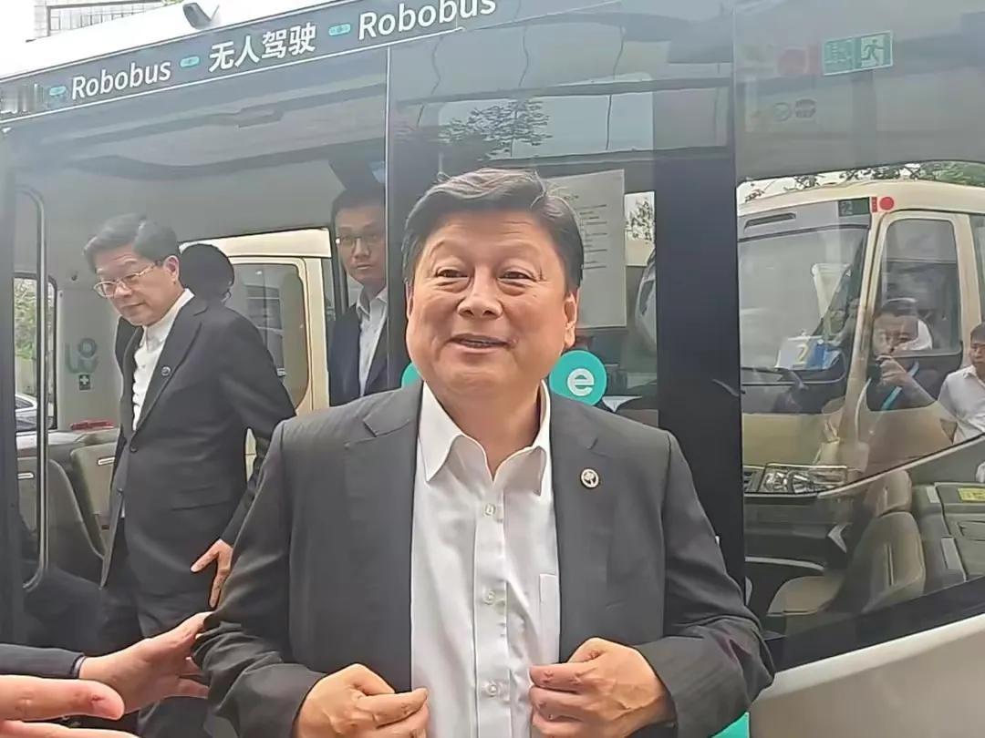 傅崐萁在北京体验无人自动驾驶车辆：非常平稳！傅下车后意犹未尽，感觉非常良好，脱口