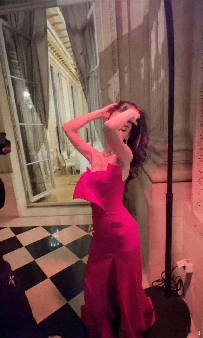 杨颖看完了疯马秀后[思考] 拍的这些照片[色] 你有什么看法[并不简单] ​​​