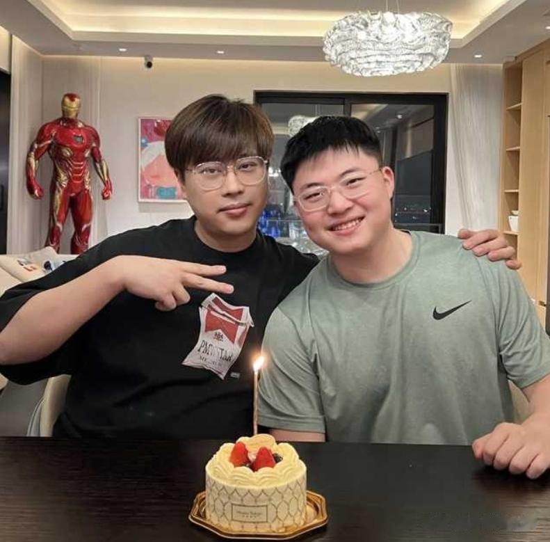 Uzi老婆晒照：Uzi去给卢本伟过生日了！

Uzi老婆在社交平台上分享了uzi