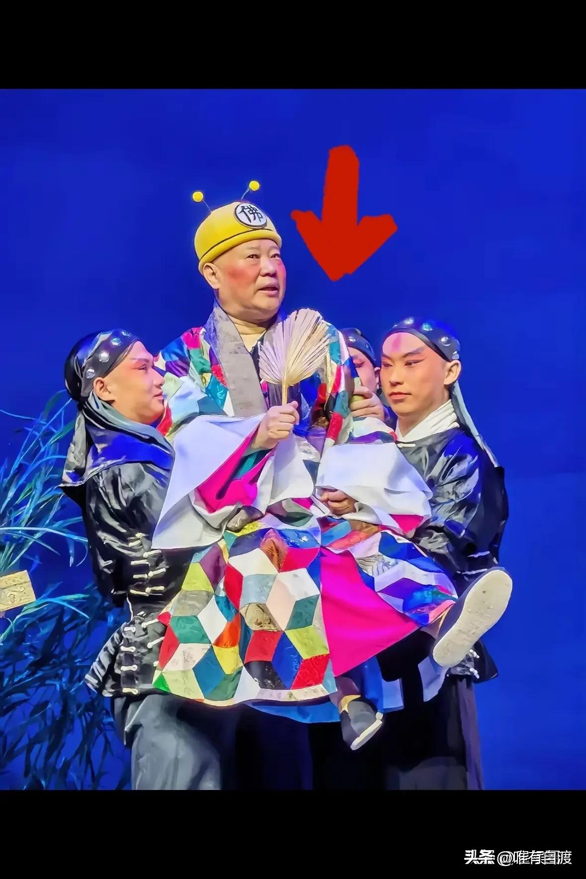不赞同你的观点，郭德纲是位老艺人了，他理应知道什么可以拿来当包袱、当笑料，什么不