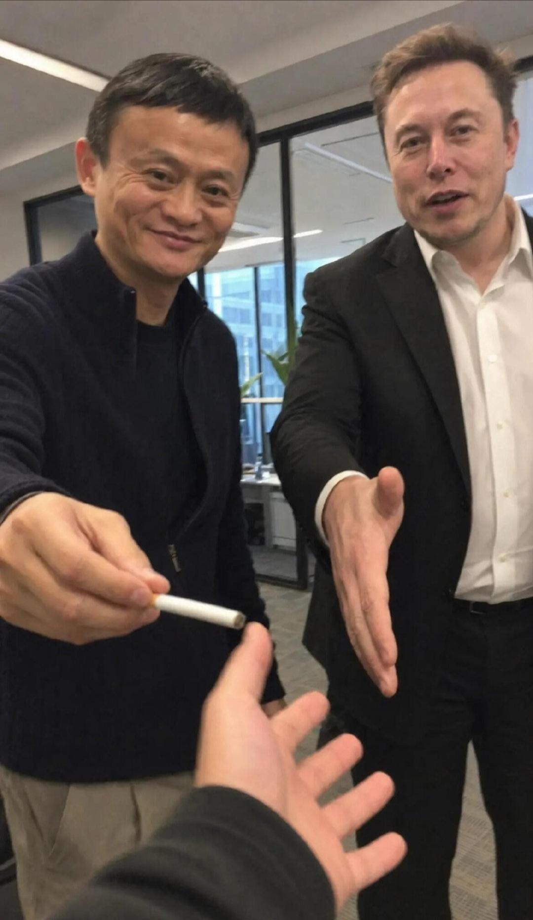 对面要是你的话，你是先接烟还是先握手？