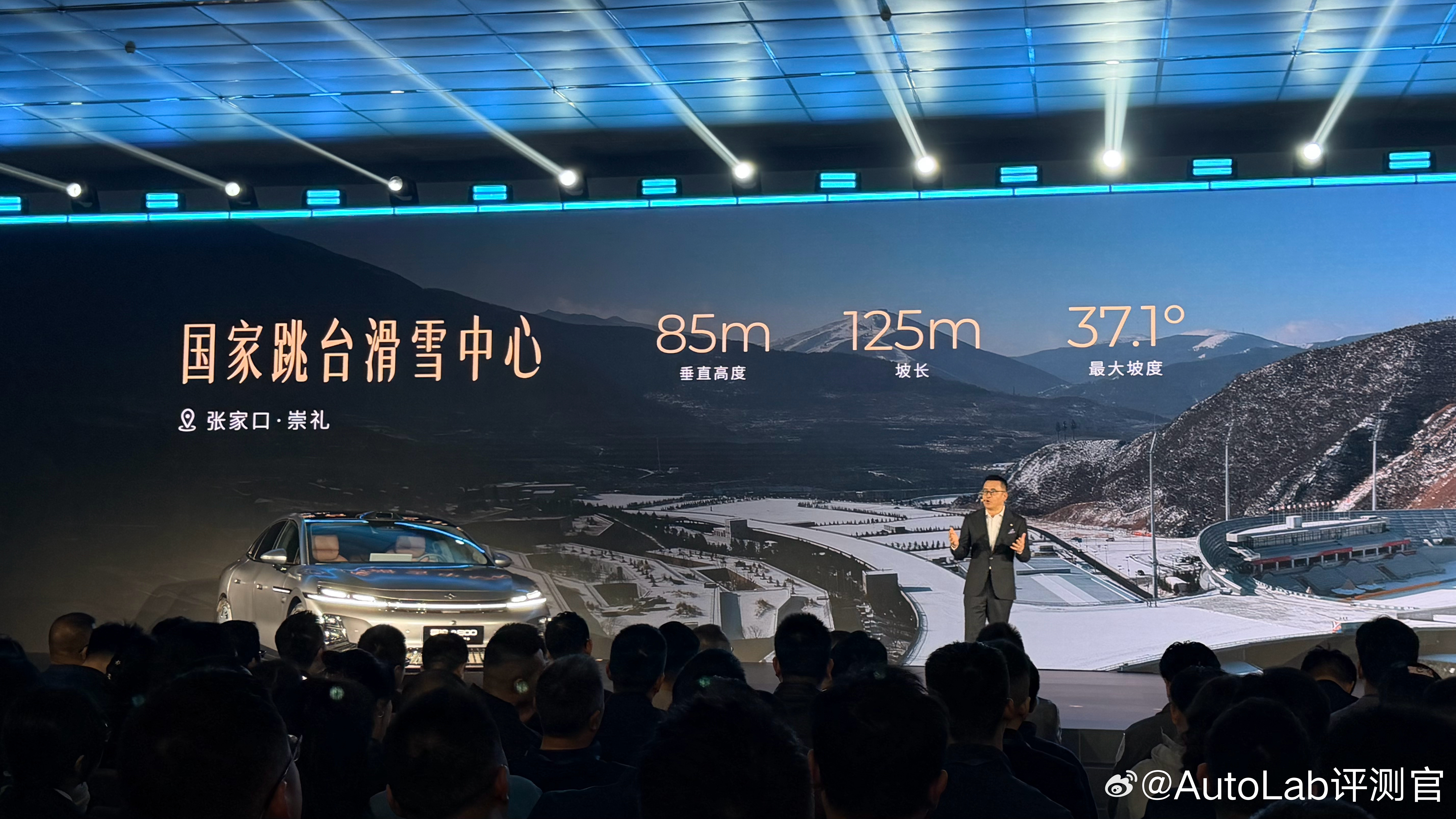 昊铂A800搭载了三电机四驱的动力系统，昊铂官方还把它带去崇礼的滑雪道爬坡复刻了