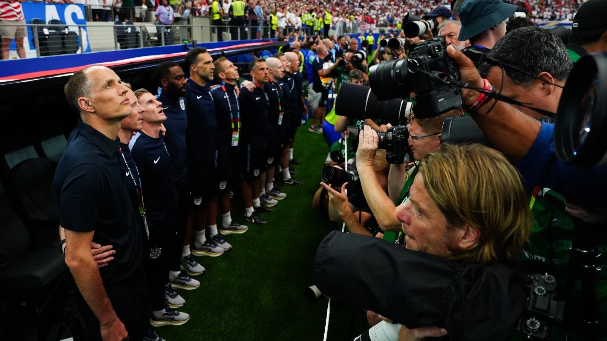 FIFA禁止奏国歌时怼脸拍教练英格兰主帅炮轰摄影师墙奏效 据RMC报道，国际足联