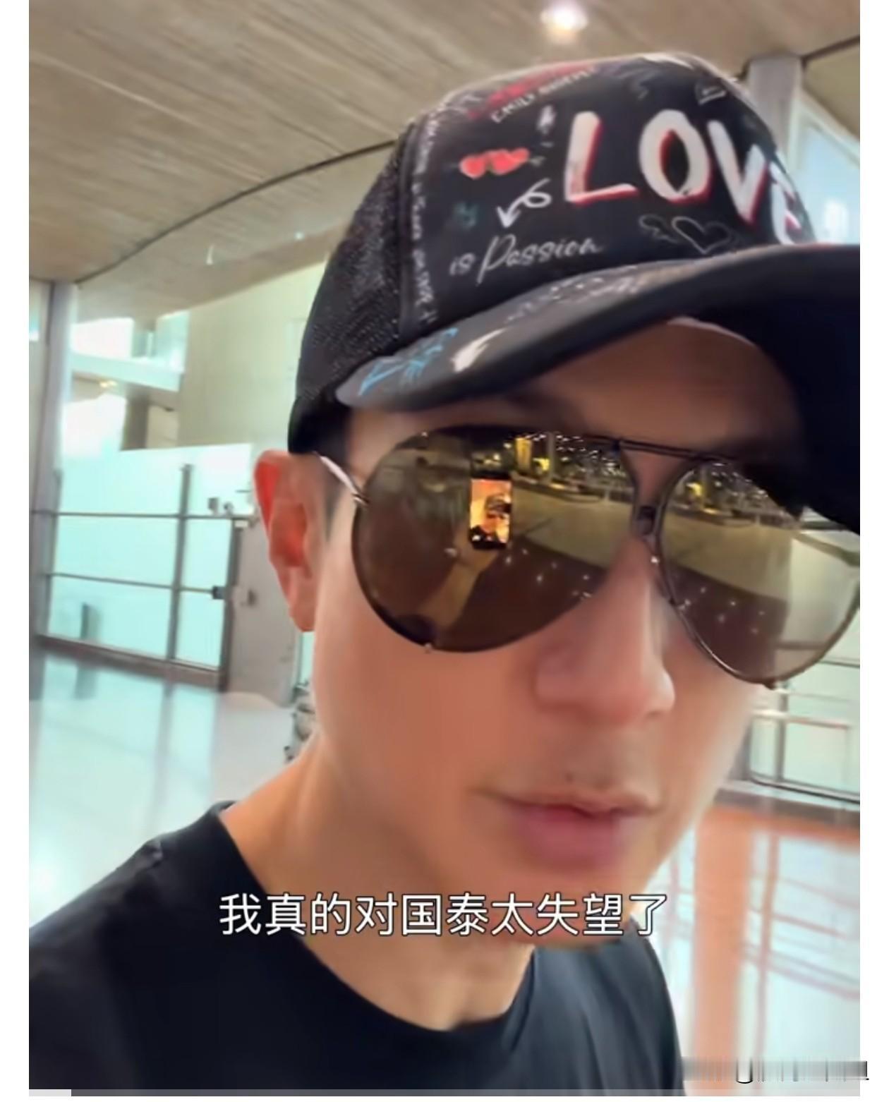 一向温文儒雅的歌星吴尊
今天居然亲自发视频控诉
说某航空公司的第一程航班延误近三