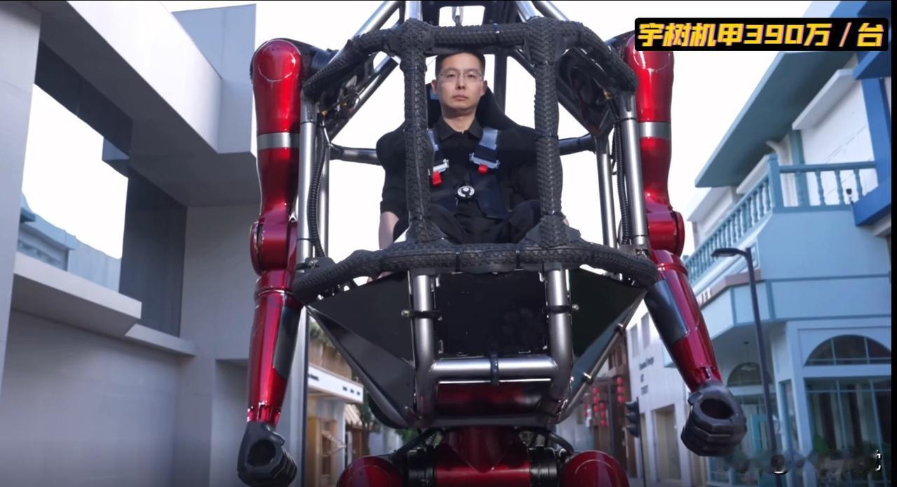 每一个男孩都有一个机甲梦，宇树老板王兴兴也不例外，他亲自爬上宇树量产载人机甲，坐