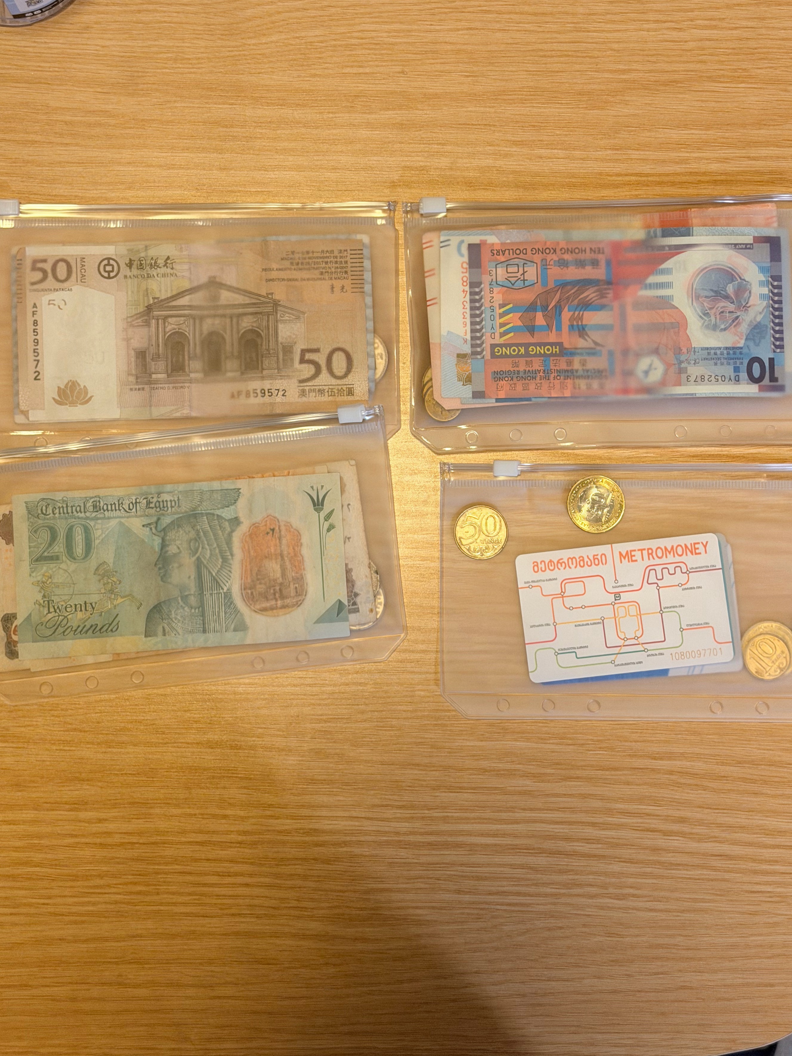 我把这几年出国旅游剩下的货币搞了一个本子收藏起来，你们能认出哪些国家