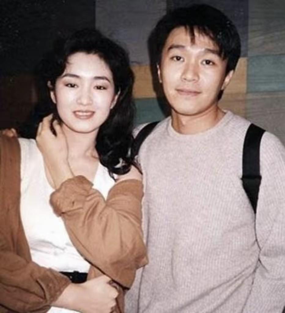花前月下，共话衷肠。1993年的一张合影，年代已久，他俩有过合作吗？[作揖][玫