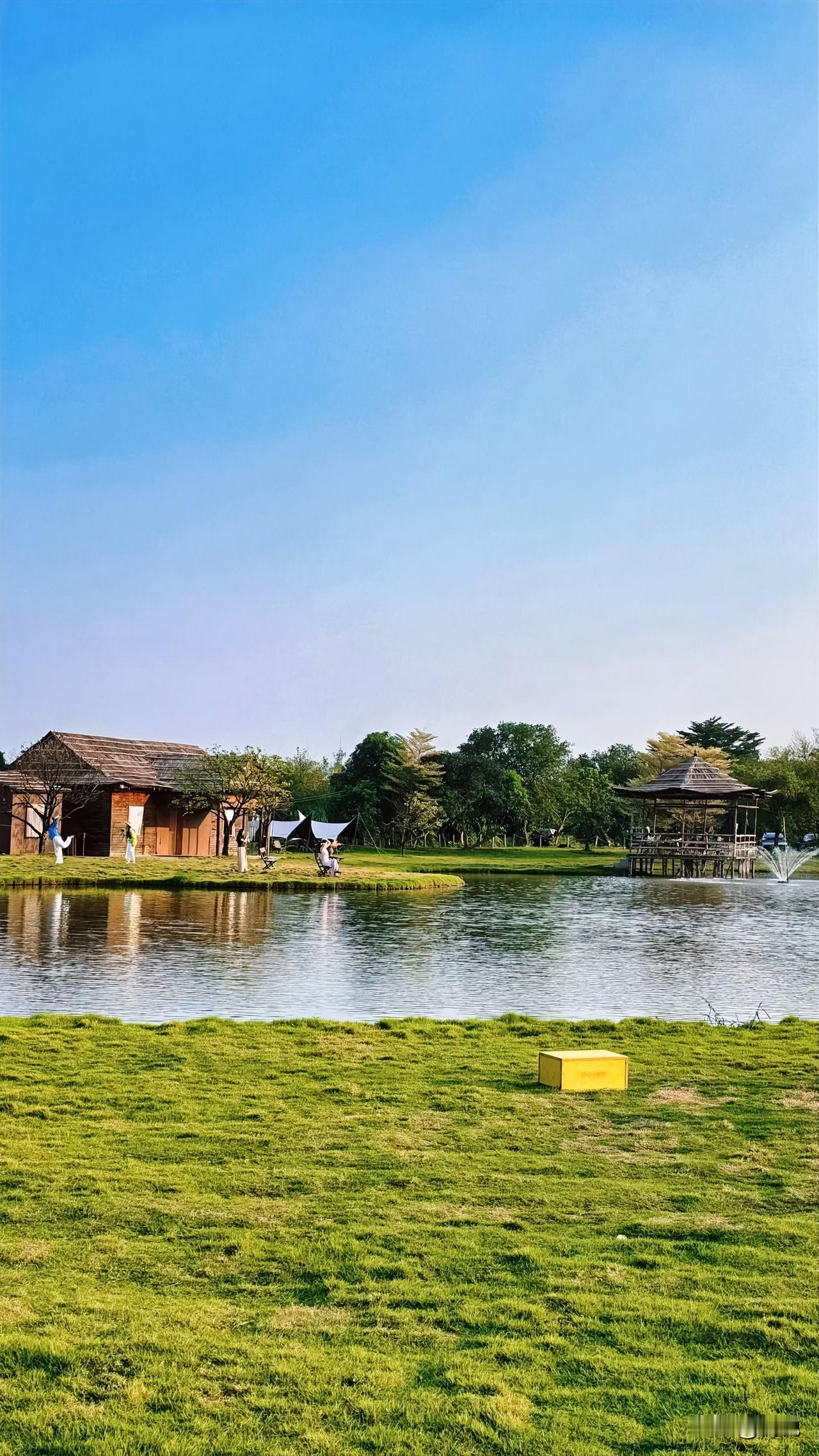 这儿的天特别蓝，湖水清得能看见底，草地上绿油油的，像一块大绒毯。小木屋和凉亭错落