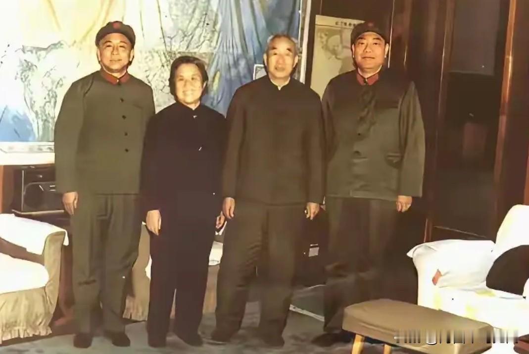 80年代，徐向前元帅及夫人黄杰与徐帅麾下的两位战将的一张合影。左边这位曾任济南军
