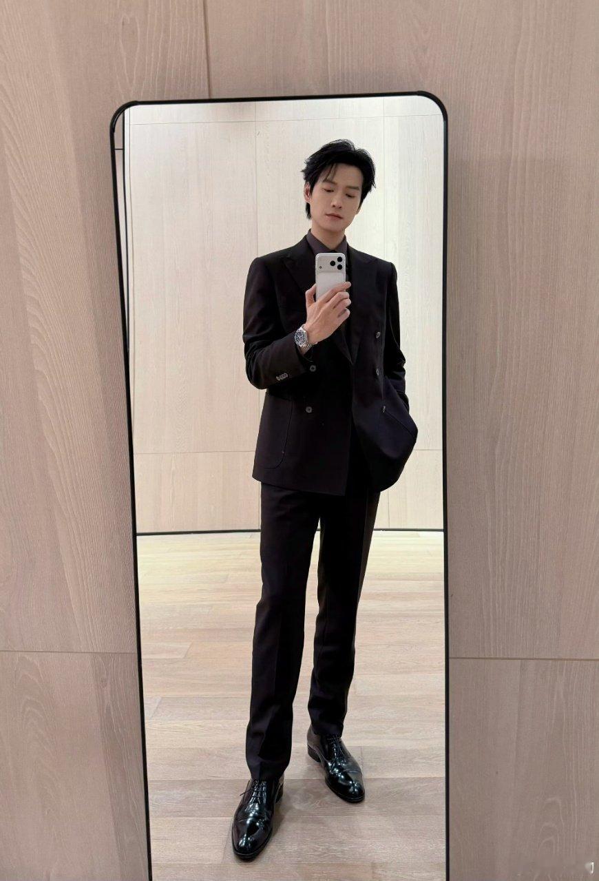 魏大勋对镜全身自拍魏大勋黑西装look对镜拍 孟宴臣返厂了！ 魏大勋