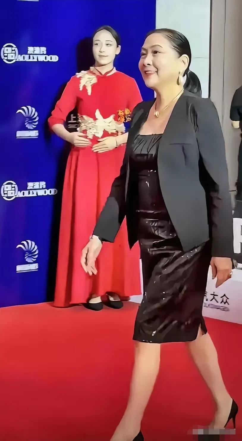 前面走来的这位大妈，原来是大名鼎鼎的女星沈丹萍，多么美丽的女人也架不住岁月的沧桑