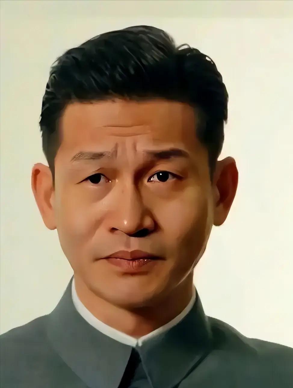 有一次，张艺谋问余皑磊：“有个男三号，演不演？”他接了，结果没火。不久，张艺谋又