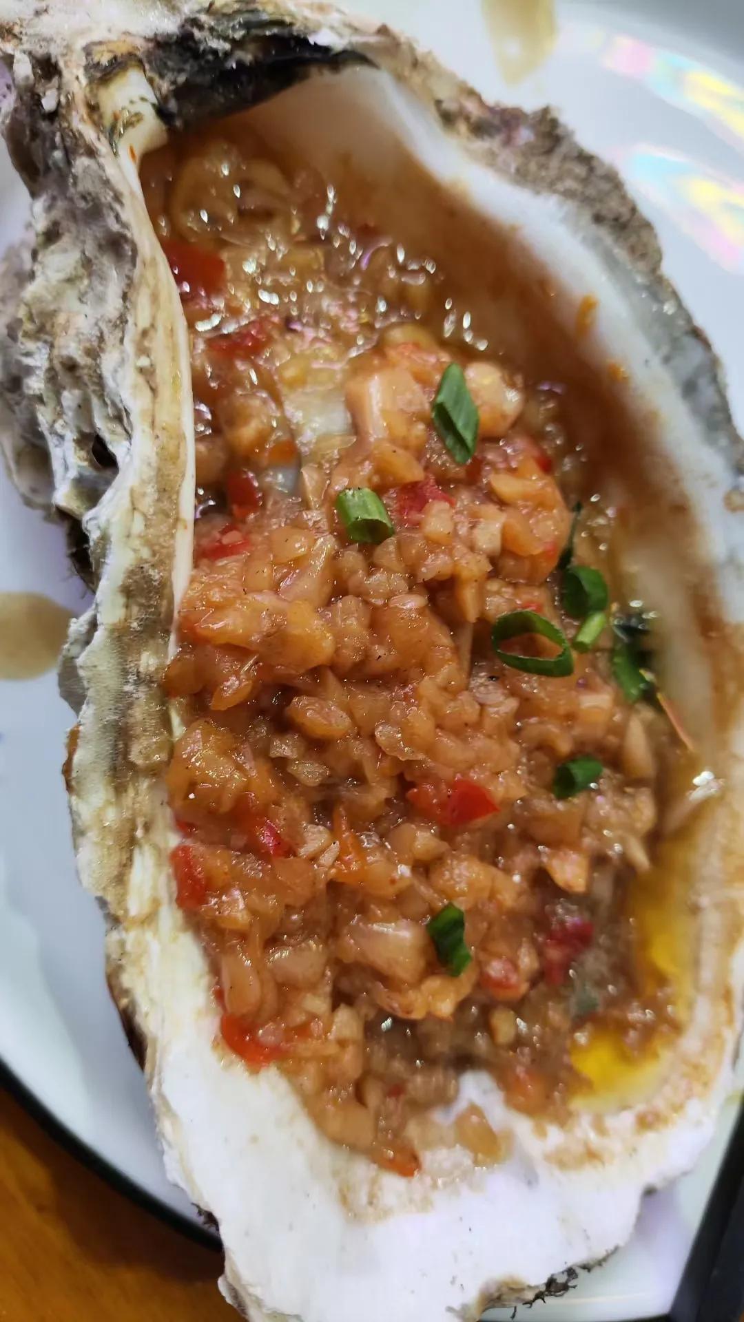 肥胖、嗓门大、好揭别人的伤疤，这种女人谁见谁烦。

去饭店吃饭，偶遇邻桌一位又肥