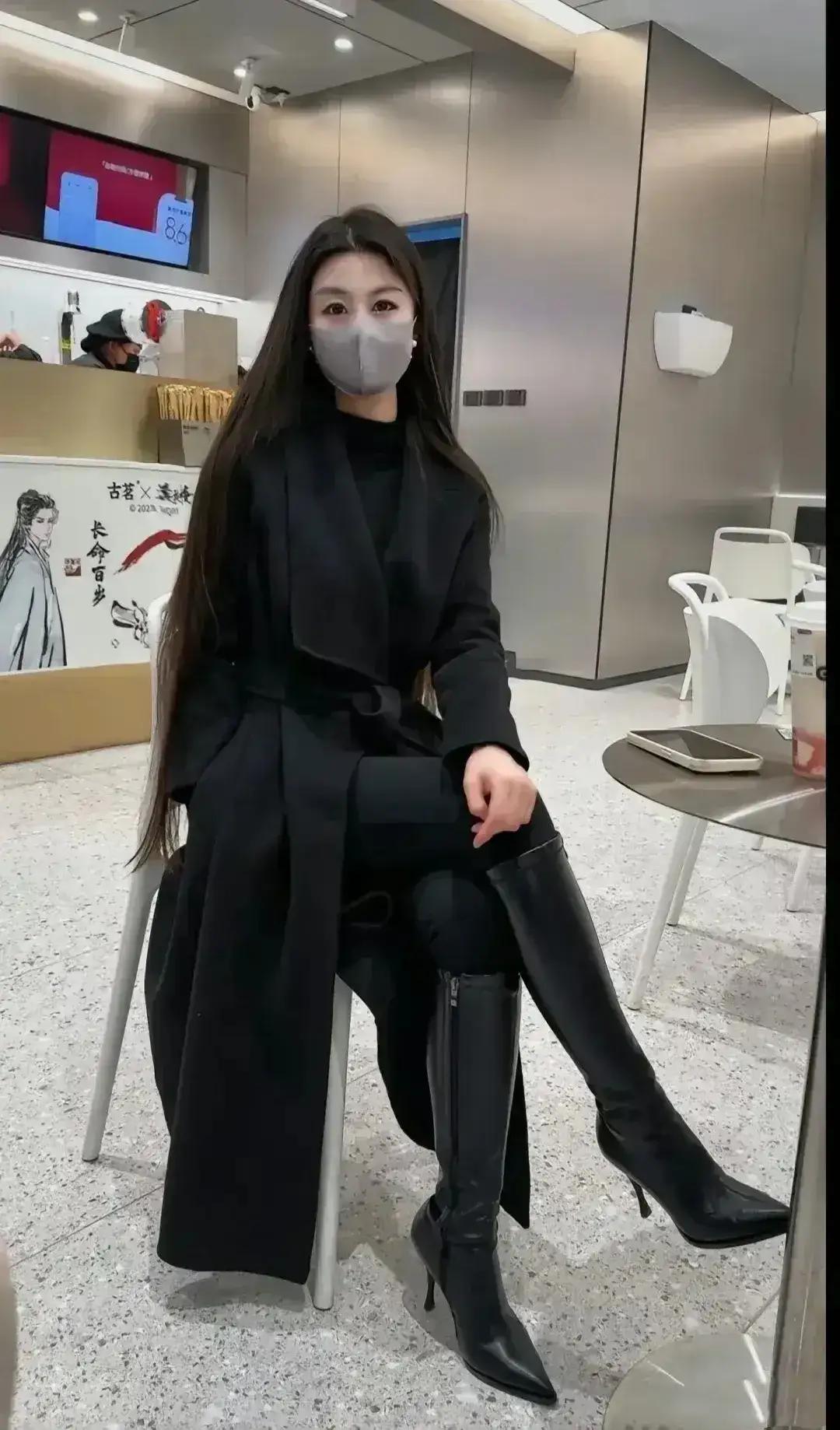 黑色大衣搭配高筒靴，简约时尚，气场全开！