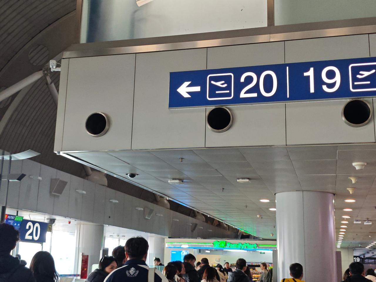 2023最后一飞，旗袍航很给面儿的在T2安排了廊桥登机不说，还是一个相当正的位置