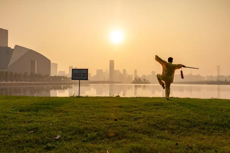 这个问题确实触及了传统武术百年来最核心的争议。

要回答“传统武术到底能不能打”