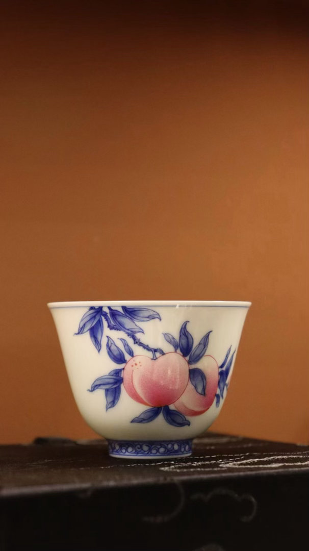 品茶赏器交友  日常的煮茶、读书，不过是寻常小事，却能让粗糙的日子生出纹理，让平