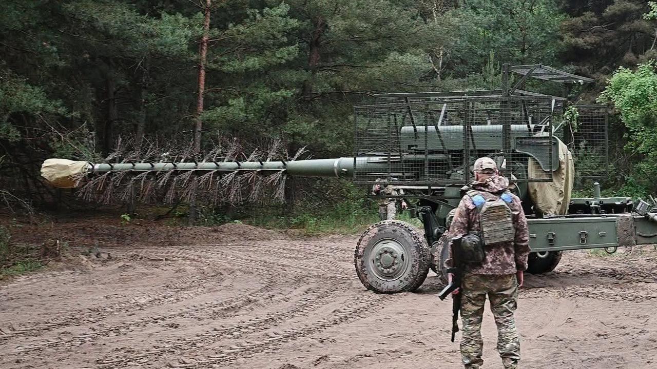 这张2026年夏季实拍的前线照片，装备归属乌克兰第68炮兵旅，主角是乌克兰国产2