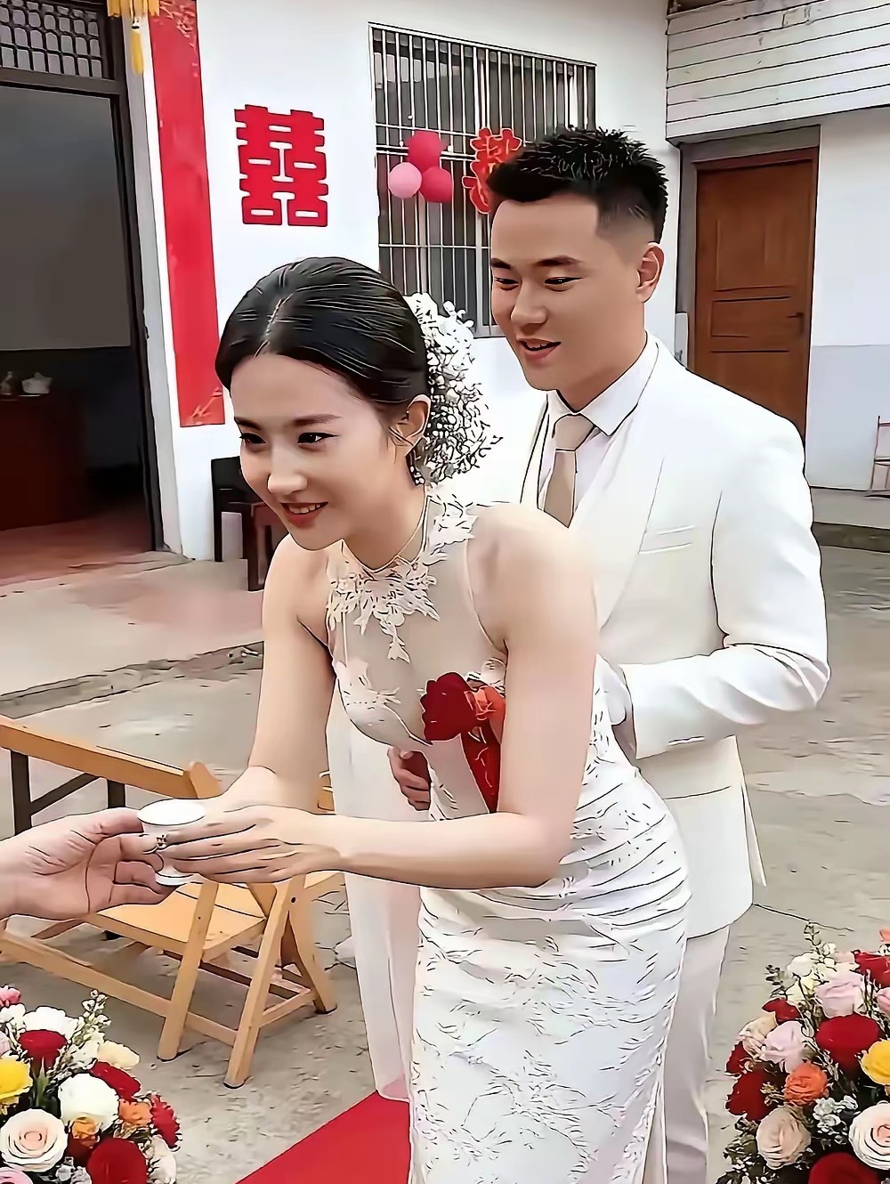 新娘形似刘亦菲，都说新郎好福气，让人嫉妒 