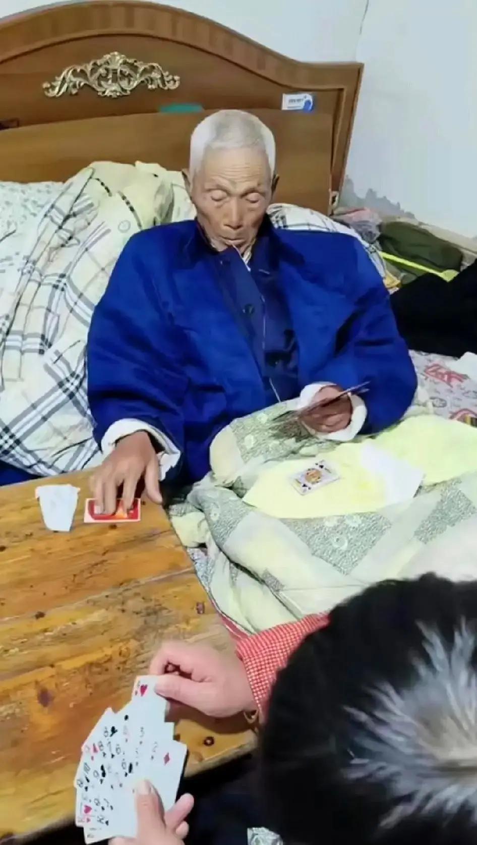 刷到一条视频，说一位老爷子癌症晚期突然清醒，非要打最后一圈麻将。

家人一开始吓