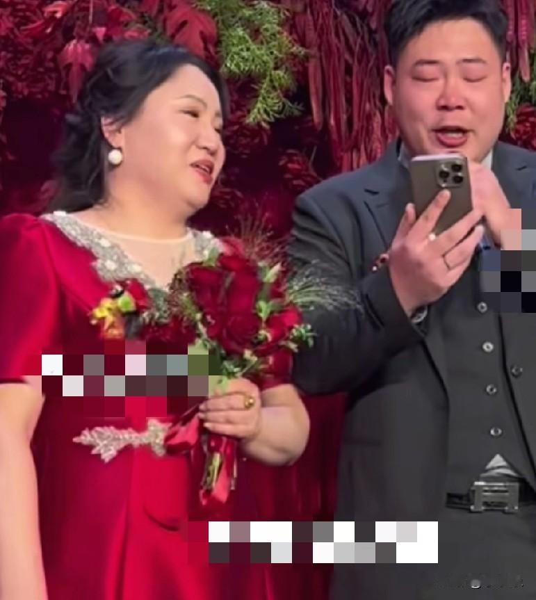 1月12日，内蒙古鄂尔多斯一婚礼现场上，新郎亲自为妈妈征婚，新郎称，在他1岁的时