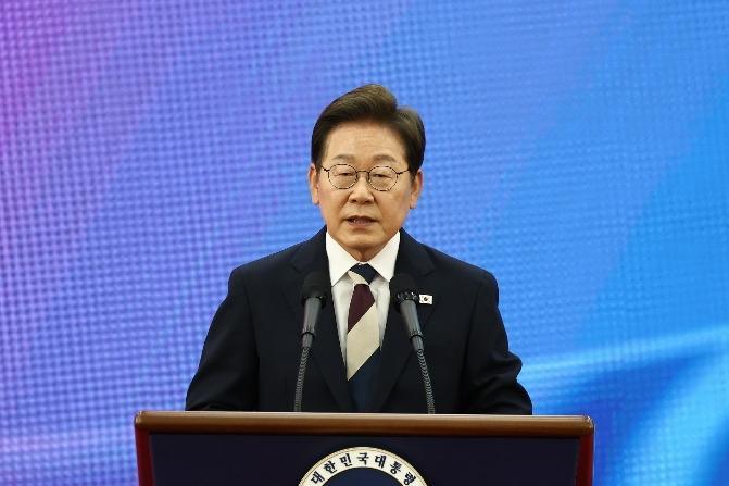 李在明给中国的两件国礼，挺好看的。

其中一幅画宽56厘米，高177厘米。它是1