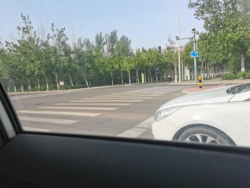 近日河北保定，一男子上车前习惯绕车看了一圈，竟发现大爷把头伸在车底下睡觉，网友：