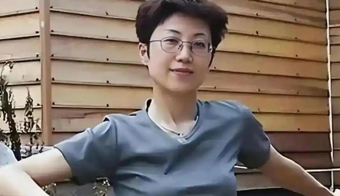 她持美国绿卡带着丈夫和 5 岁儿子回国探亲，返程在北京首都机场准备离境时，被国家