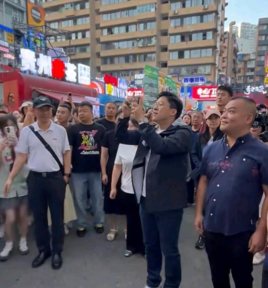 太遗憾了！竟然与明星夫妻俩“擦肩而过”。今天带孩子去贵阳玩，在青云路吃东西的时候
