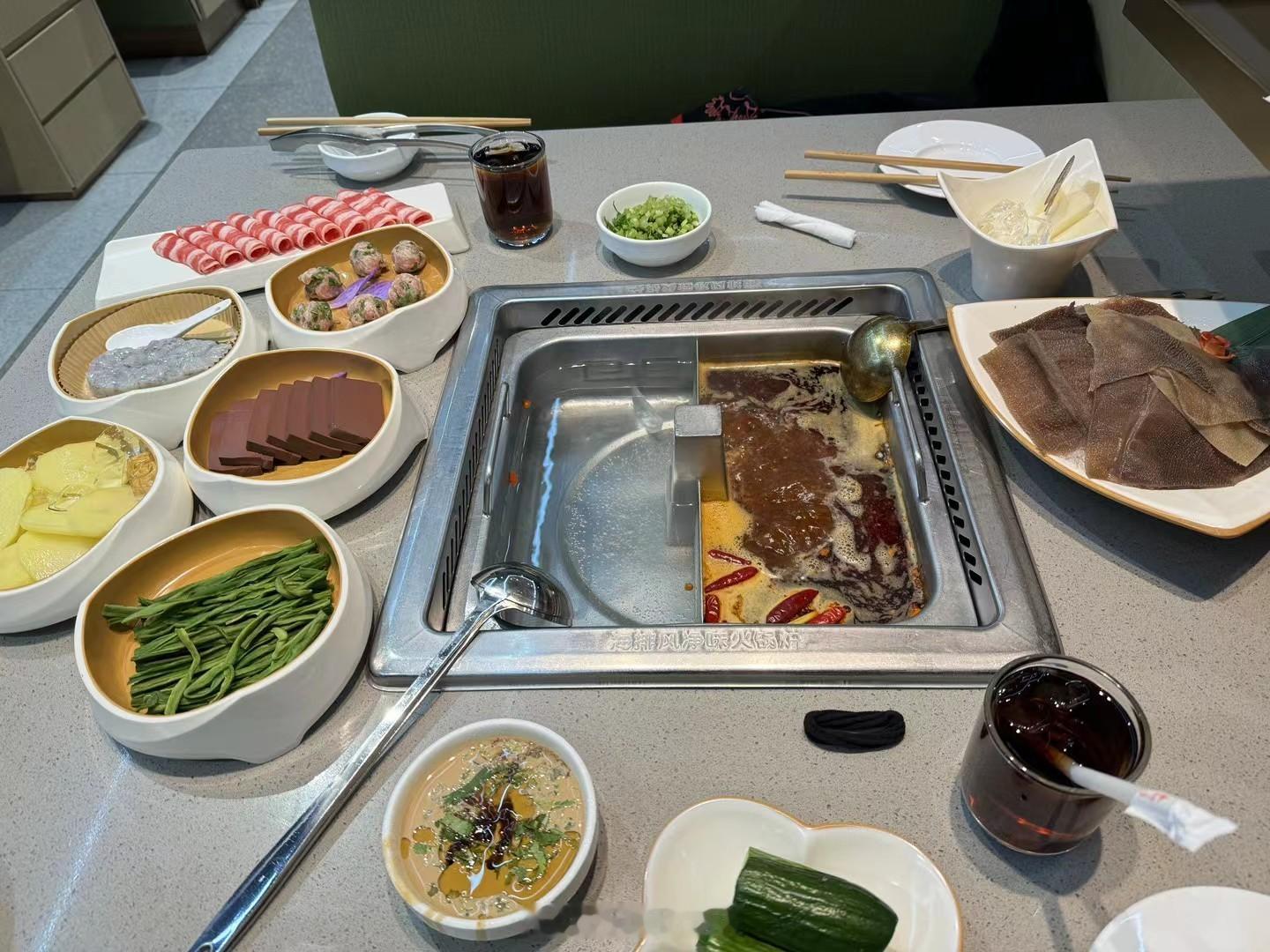 作为消费者，大学经常在海底捞用大学生优惠加半夜12点叠加优惠爽吃，海底捞的服务和