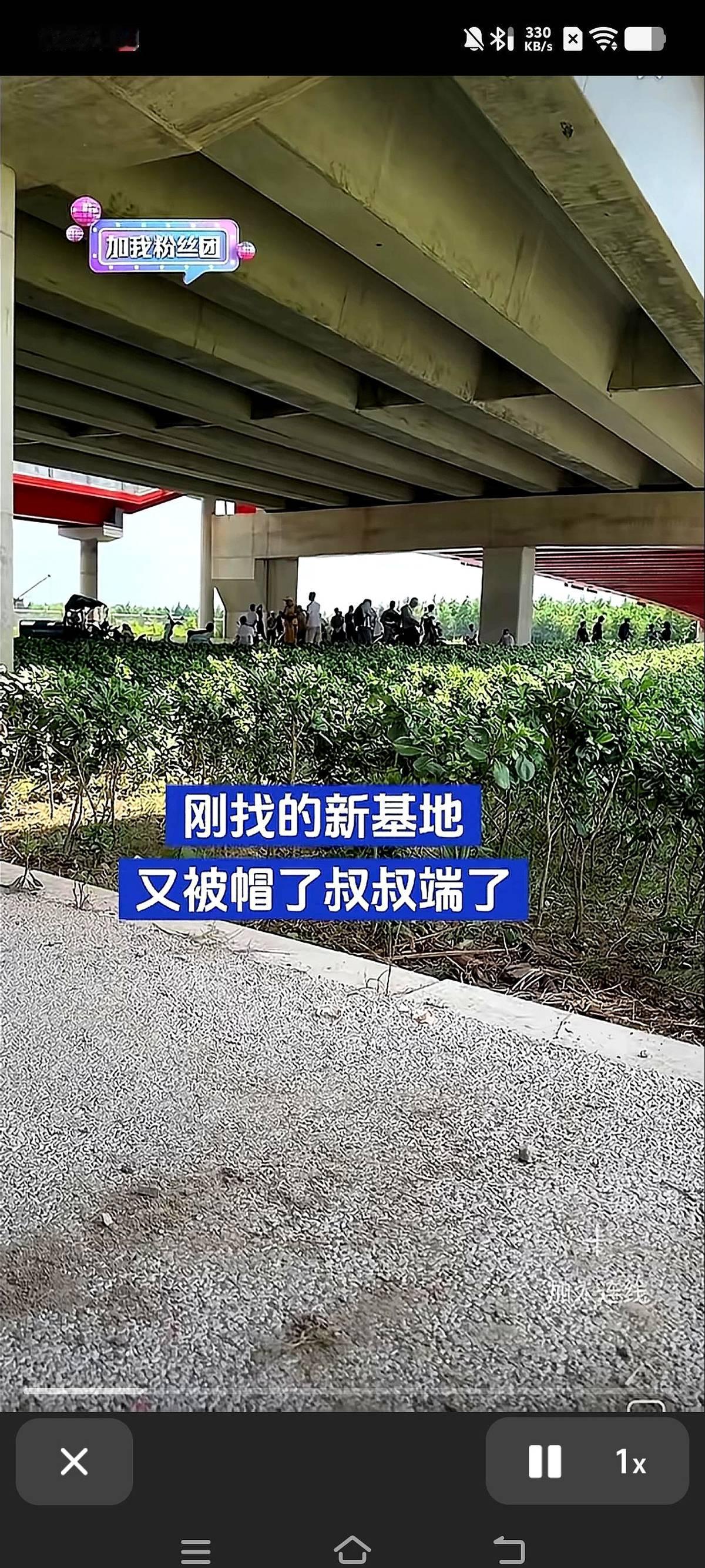 “刚下车，又被劝离。”
昆山花桥交界，桥下空地，沈巍端着盒饭，帽子叔叔已经到跟前