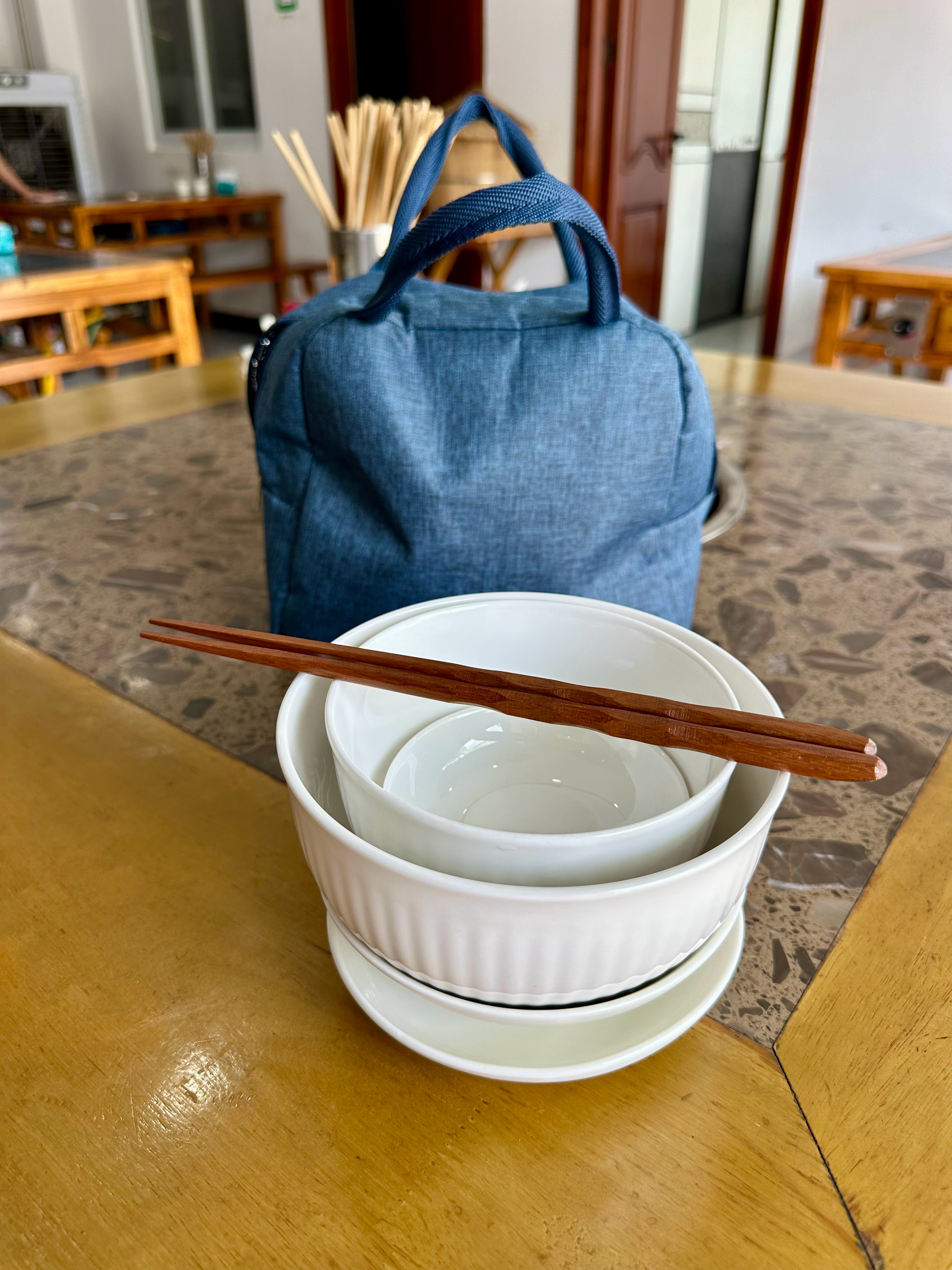 吙哟，东坡肘子好莽实，有九年样子未吃过了。 眉山·洪雅
