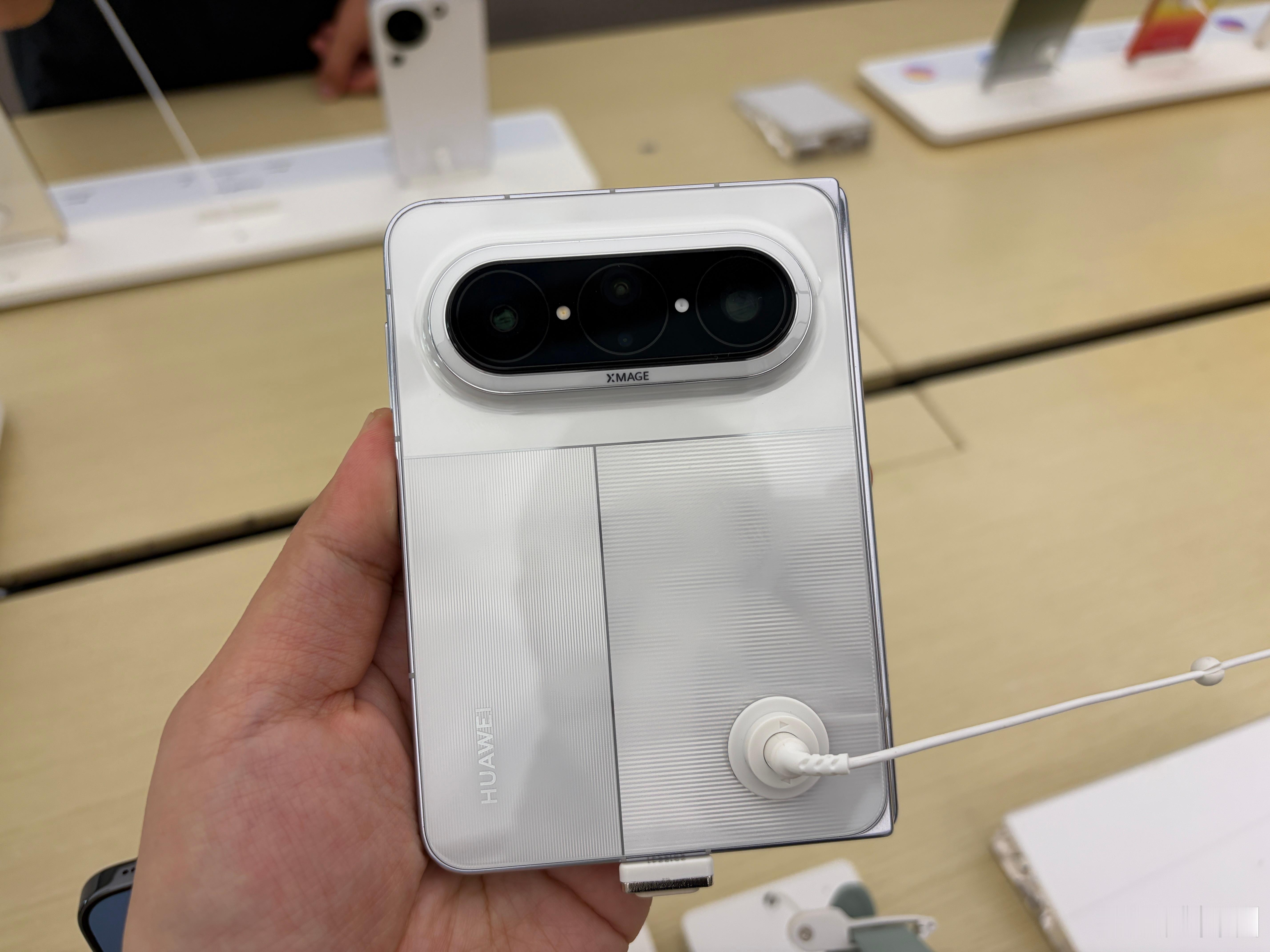 前几天在店里定了一个白色阔折叠，销售说不确定啥时候能有。今天打电话说华为优先给车