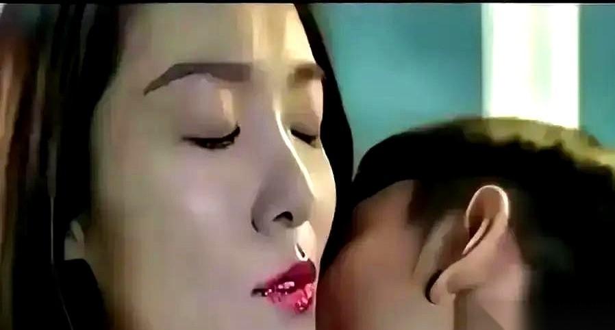 张一山和齐溪那场吻戏，镜头直接怼到了嗓子眼。
导演还没喊停，张一山的动作突然过火